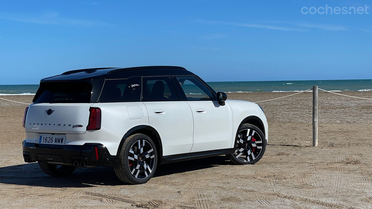 El Mini Countryman JCW viene muy equipado de serie, pero todavía hay dos paquetes opcionales que pueden añadírsele.