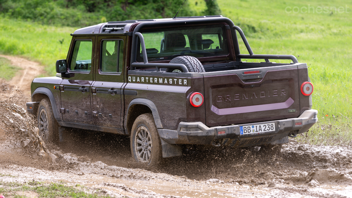 Tiene prácticamente las mismas capacidades off-road que el Grenadier normal, con una puesta a punto muy campera.