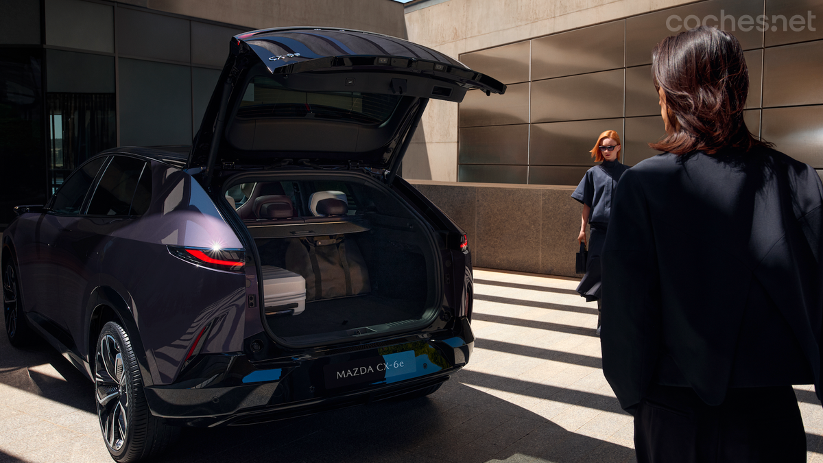 El maletero trasero cuenta con hasta 468 litros de capacidad, ampliables a 1.434 litros con los asientos abatidos, y hay otro adicional de 80 litros bajo el capó