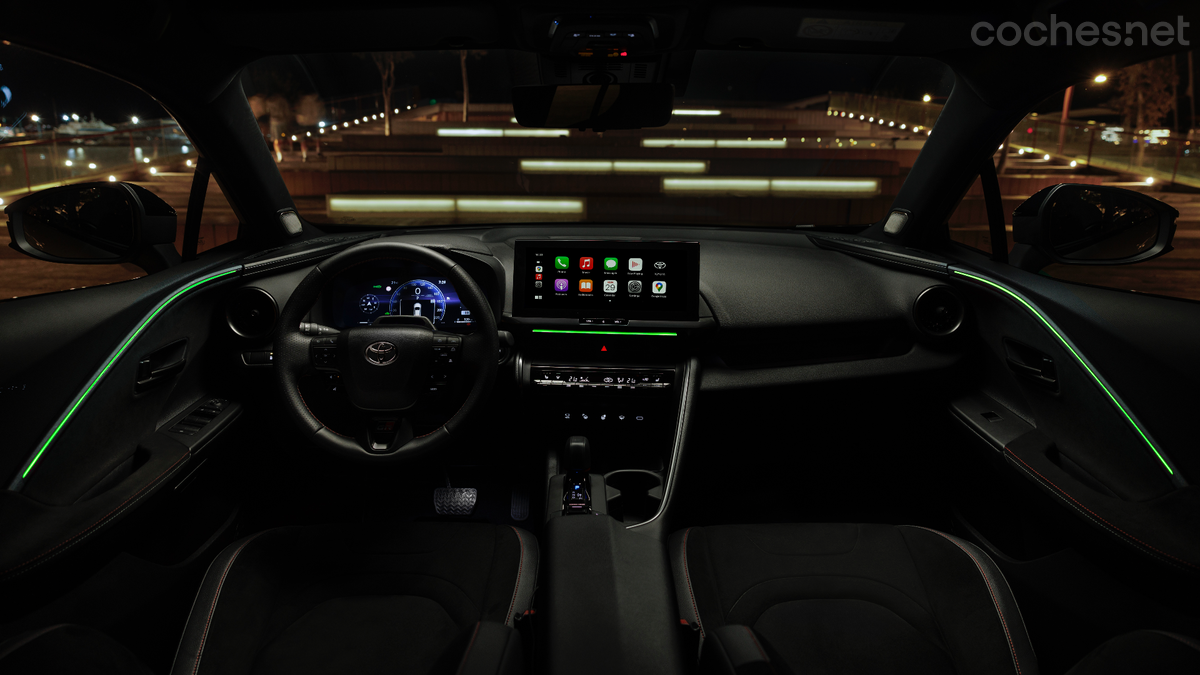 El interior de esta nueva generación del C-HR destaca por su mayor digitalización, y sus dos pantallas. 
