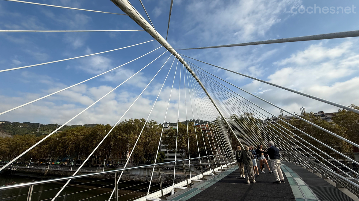 El puente Zubizuri, diseñado por Santiago Calatrava, es una de las pasarelas peatonales que une los dos márgenes de la ría