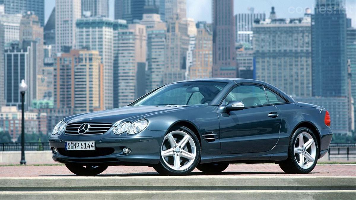 El Mercedes-Benz SL 500, que monta un V8 atmosférico de 5 litros y 306 CV, destaca por su capota de techo duro escamoteable.