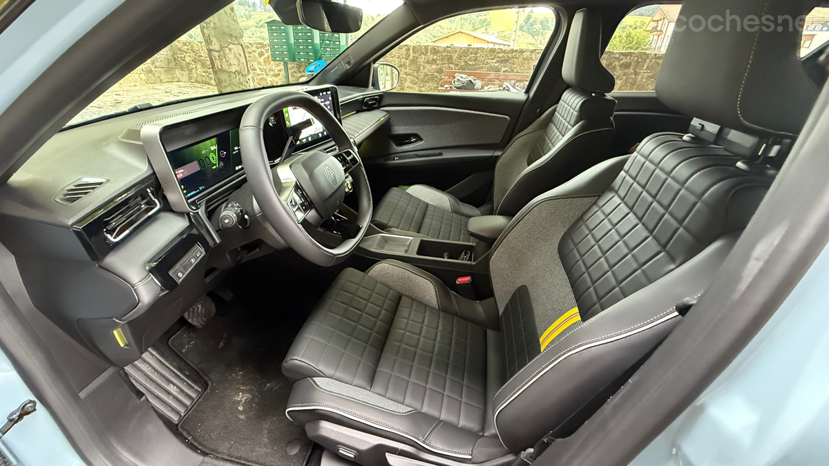 Las plazas delanteras (asientos pétalo y diseño del salpicadero) del Renault 4 E-Tech son casi idénticas a las del Renault 5 E-Tech.