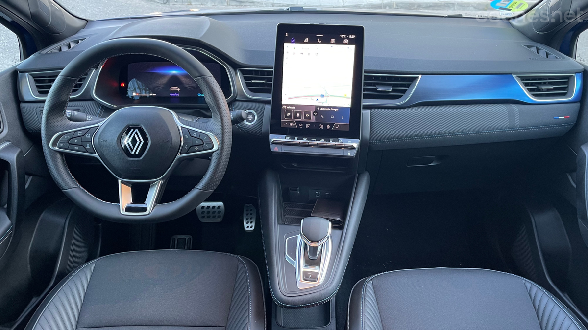 El salpicadero del Renault Captur tiene la pantalla central en posición vertical y ha mejorado los acabados.