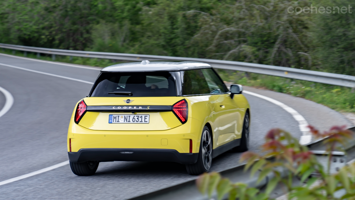 El Mini Cooper Eléctrico no balancea en curva, vira plano. Tiene el típico tacto Kart que ha hecho famosa a esta familia de utilitarios. 