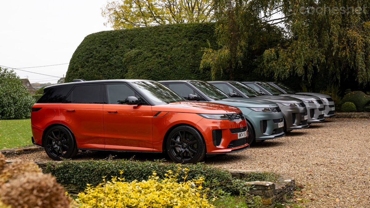 Las cuatro combinaciones de esta edición especial están desarrolladas sobre la base del Range Rover Sport SV. La primera, en naranja, es de la anterior serie Celestial.