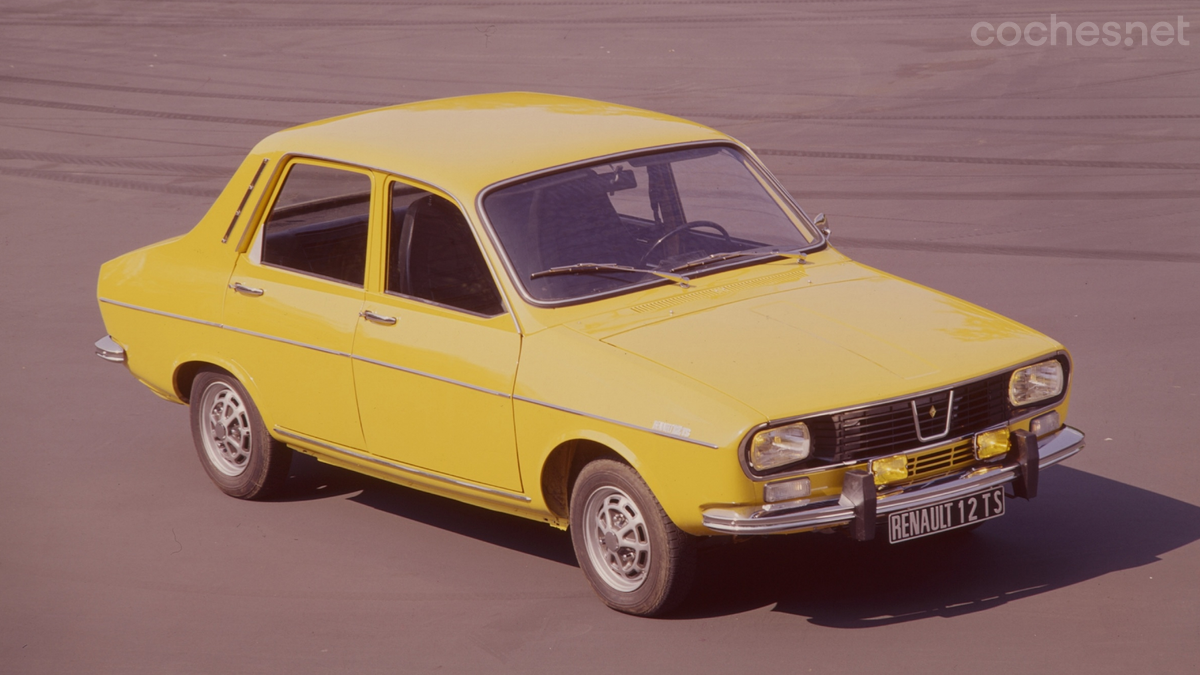 Los Renault 12 (en la imagen una versión TS francesa de 1972) tenían un comportamiento dinámico subvirador al tener el motor delantero en voladizo.