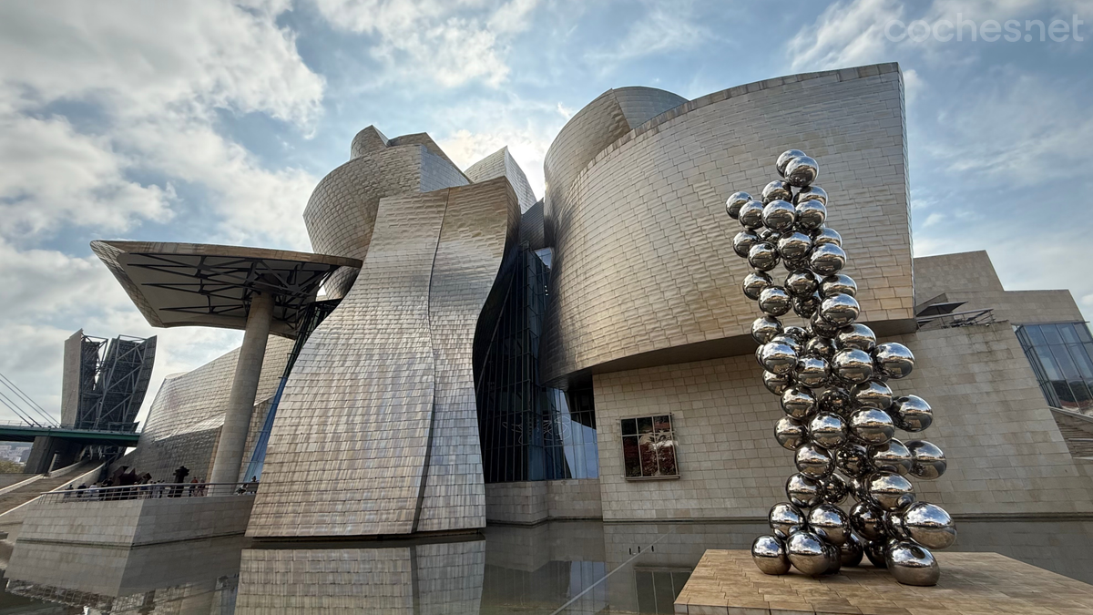 El Museo Guggenheim justifica por si solo la visita a Bilbao, tanto por las obras que contiene como por la espectacularidad del edificio.