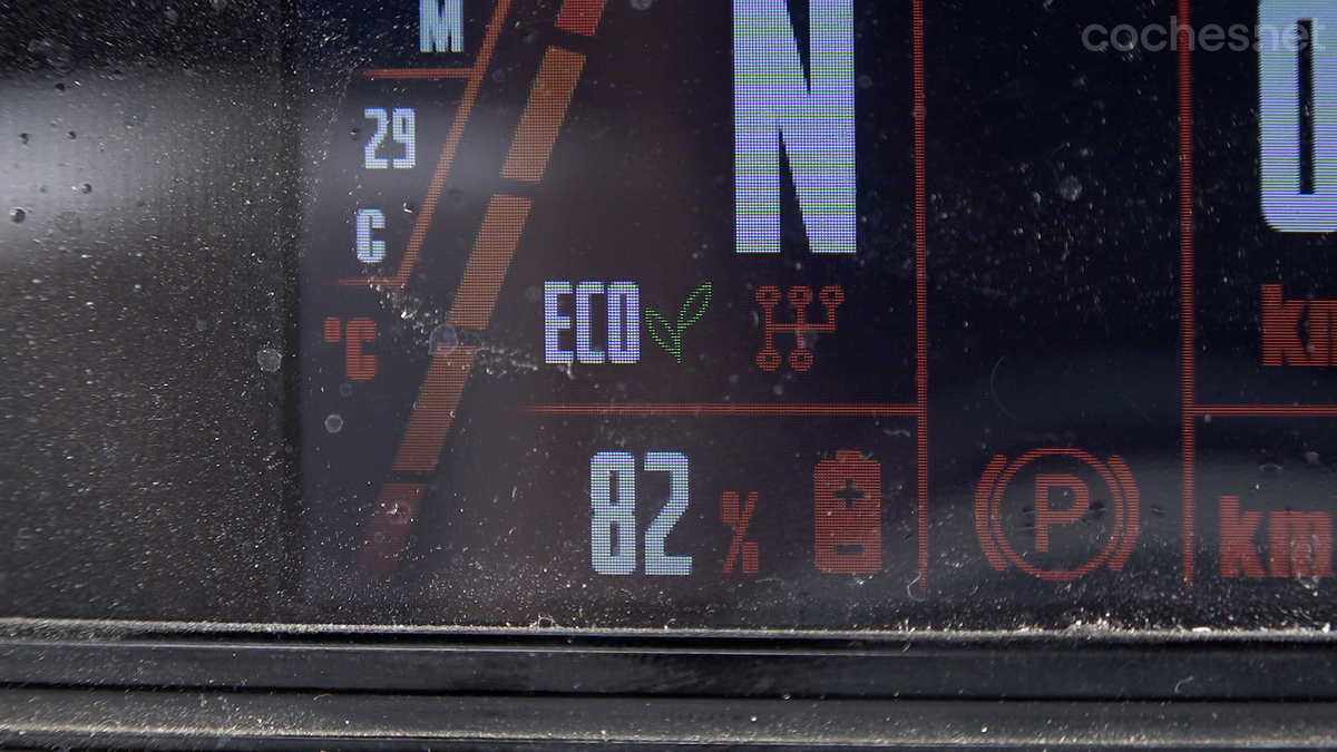 Estos son los indicadores de porcentaje de batería y de modo de conducción que se incluyen en el cuadro de instrumentos.