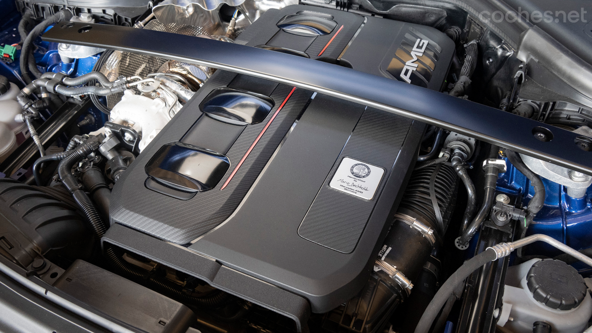El motor de cuatro cilindros turboalimentado va situado e posición longitudinal y con sus 476 CV es el más potente del mundo de su tipo.