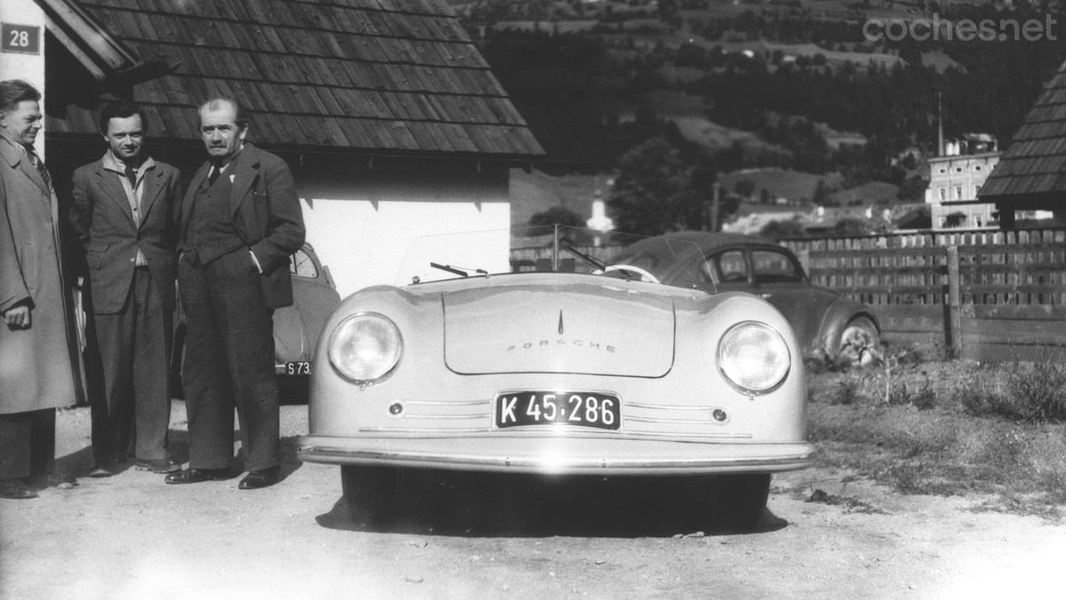 De izquierda a derecha, Erwin Komenda, Ferry Porsche y Ferdinand Porsche junto al Número 1.