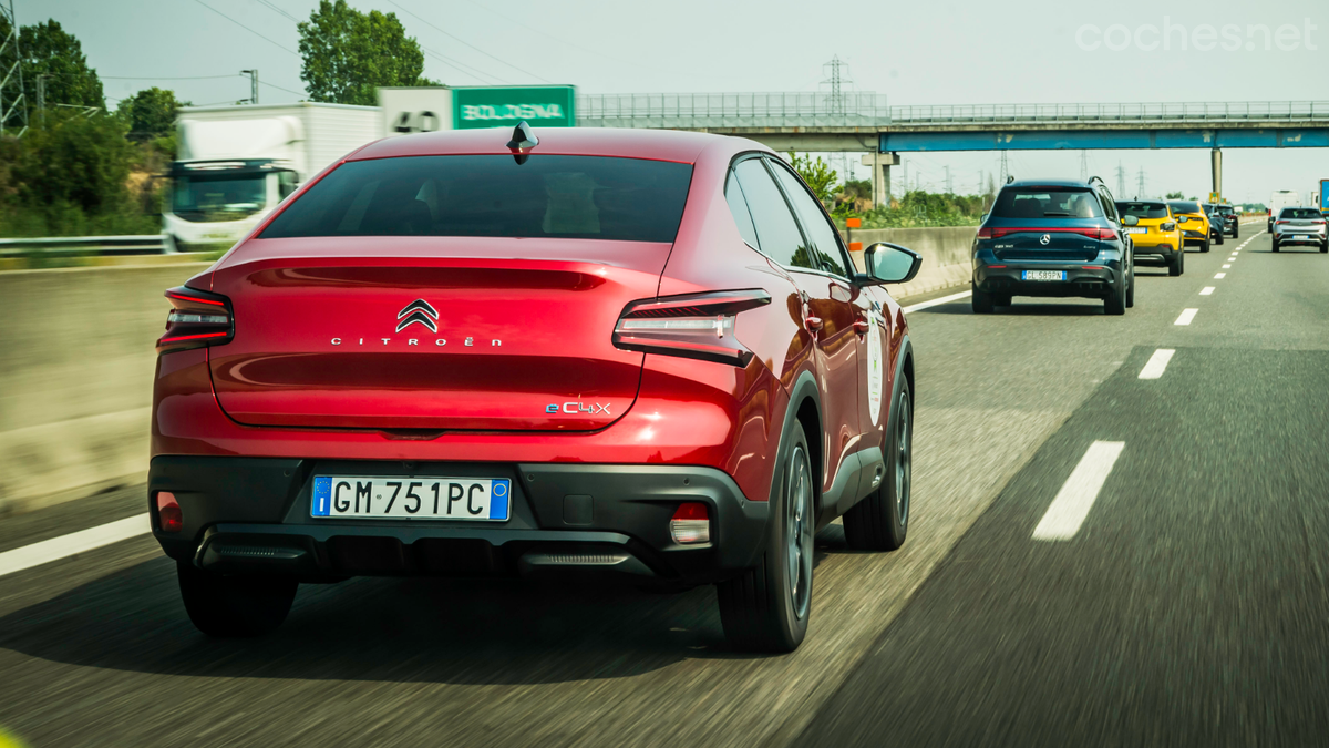 El Citroën ë-C4 X dispone todavía del motor de 136 CV del grupo Stellantis, que se está sustituyendo por uno nuevo de 156 CV.