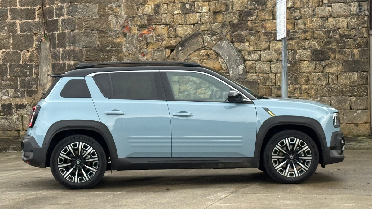 El nuevo Renault 4 E-Tech tiene una silueta similar a la de su ancestro, el Renault 4 de la década de 1960 con el que solo comparte el nombre.