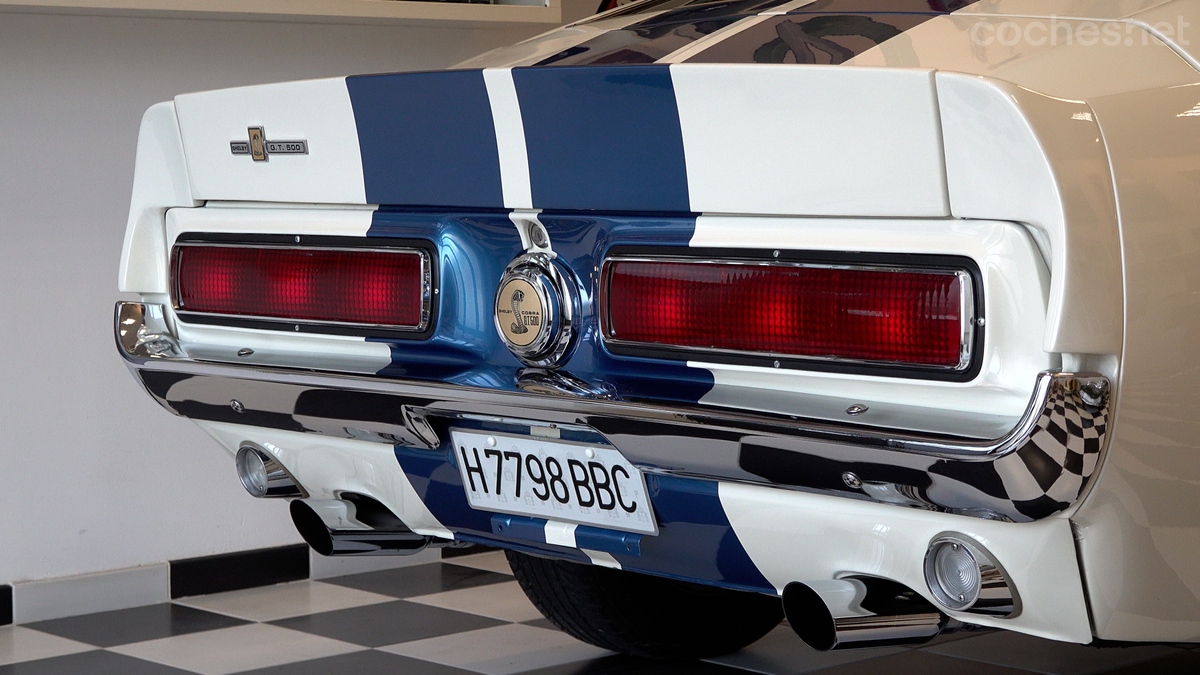 La versión mejorada en 1967, el Shelby GT500, presentó un chasis reforzado y opciones de motor más potentes, como el V8 de 7 litros.
