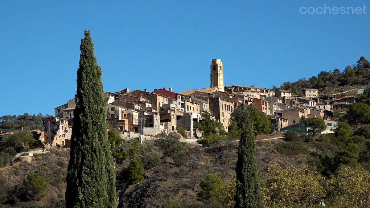 La comarca del Priorat se caracteriza por los pueblecitos aislados, rodeados de viñedos y bosques, además de por sus carreteras reviradas. 