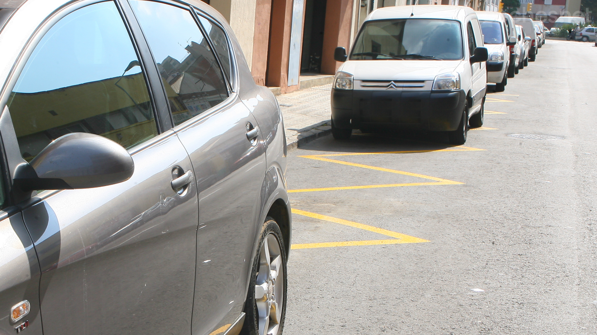 Estacionar un vehículo en zona reservada a carga y descarga durante las horas de utilización es una infracción grave y conlleva una sanción de 200 euros.