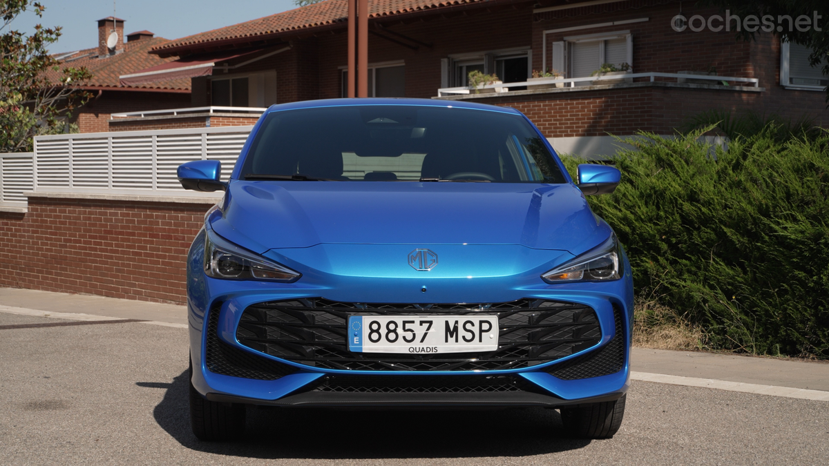 El frontal del coche se caracteriza por su gran parrilla y por sus faros estilizados, que pueden ser de LED en el acabado más completo. 