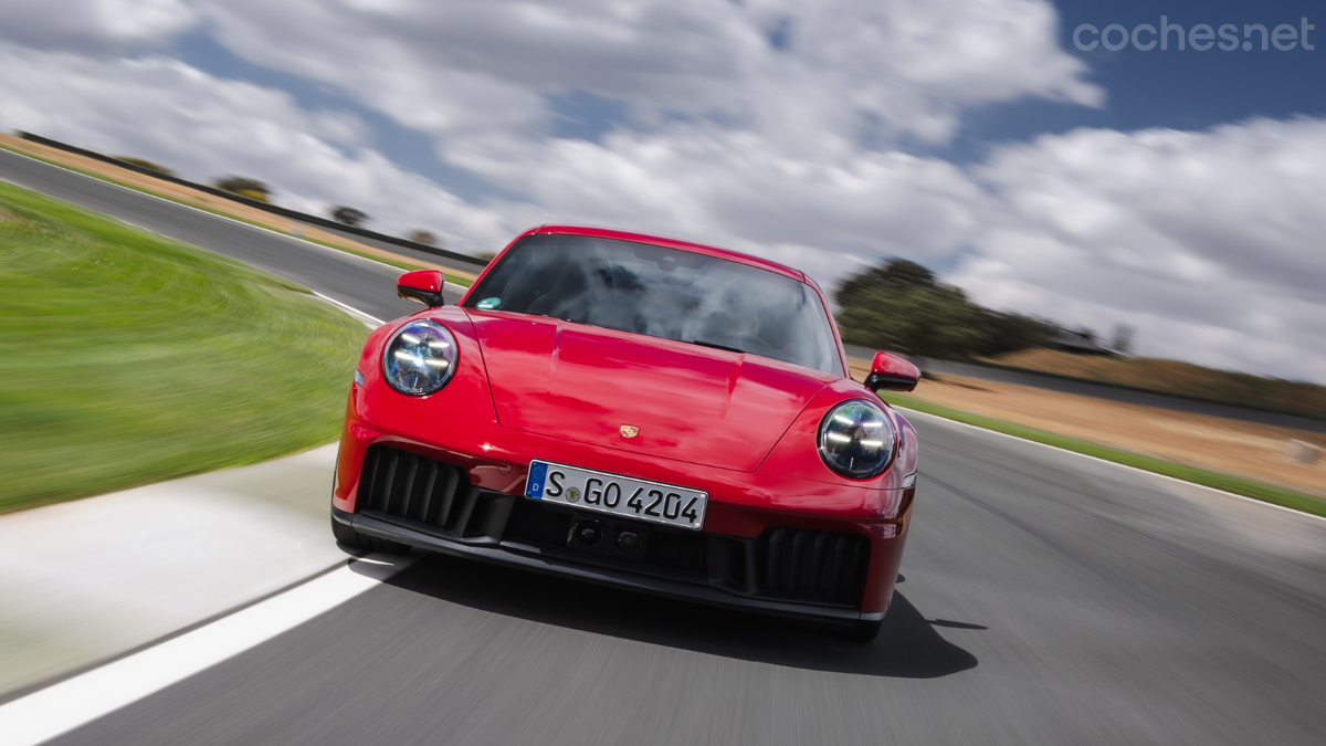 El motor del 911 Carrera GTS gana en inmediatez de respuesta con esta microhibridación introducida por Porsche. 