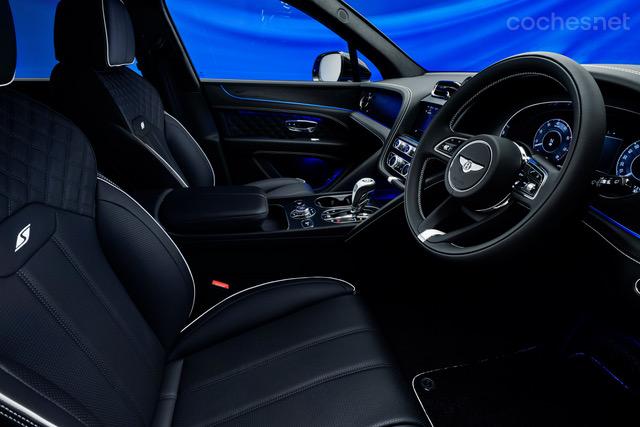 El interior en Nīla Blue refuerza una atmósfera de lujo sobrio, con detalles que exaltan el diseño discreto y artesanal de Bentley.