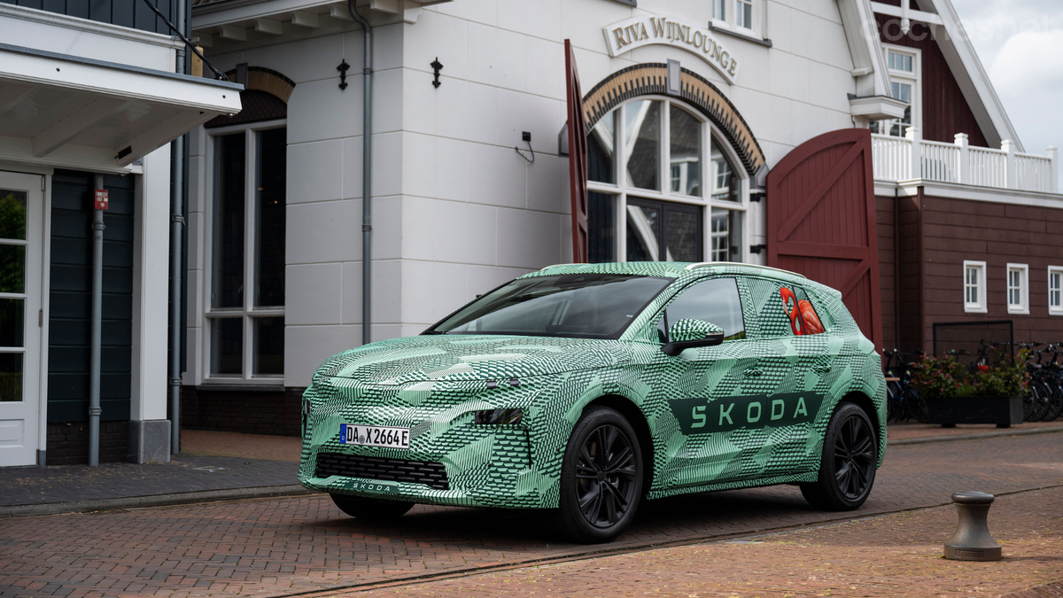 Una fina capa de vinilo se esfuerza en ocultarnos la imagen definitiva del nuevo SUV eléctrico Škoda Elroq.