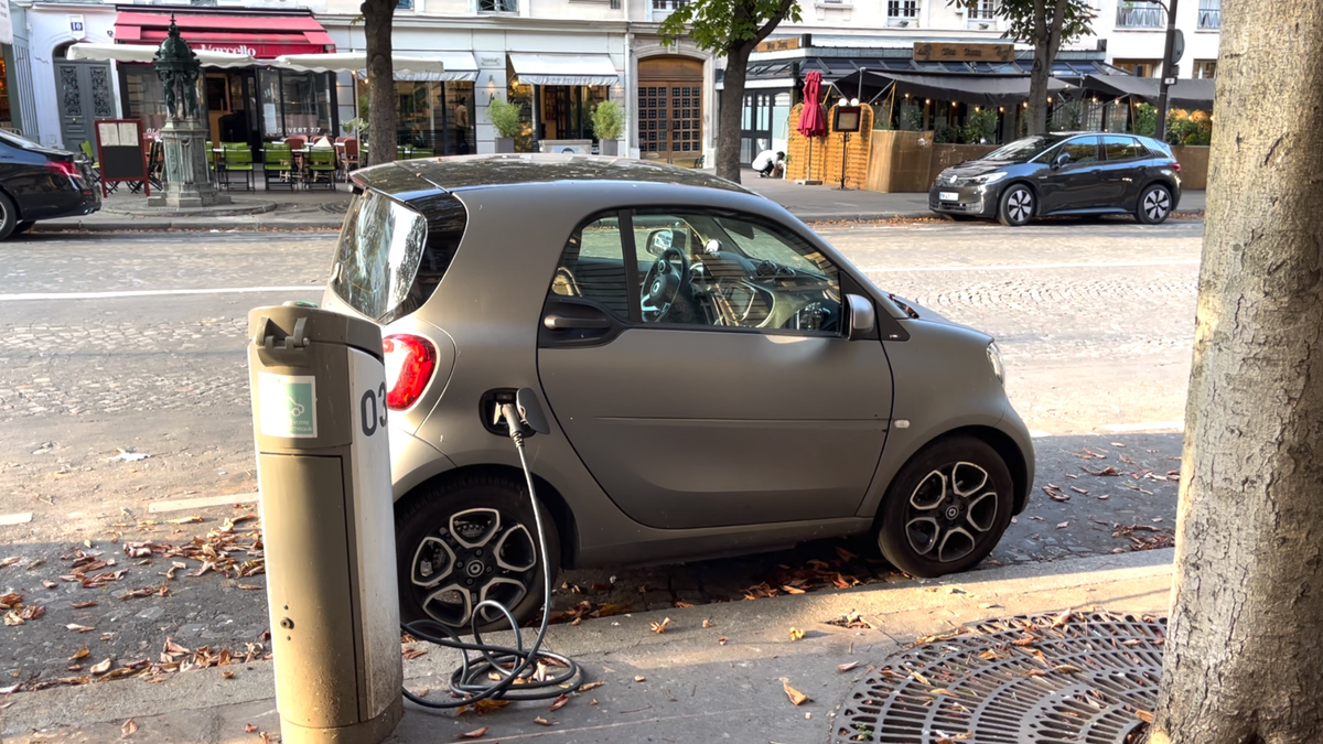 Llegar a una plaza de aparcamiento reservada para recargar coches eléctricos y encontrártela ocupada por un coche de combustión es una situación muy molesta y conocida como efecto 'icing'