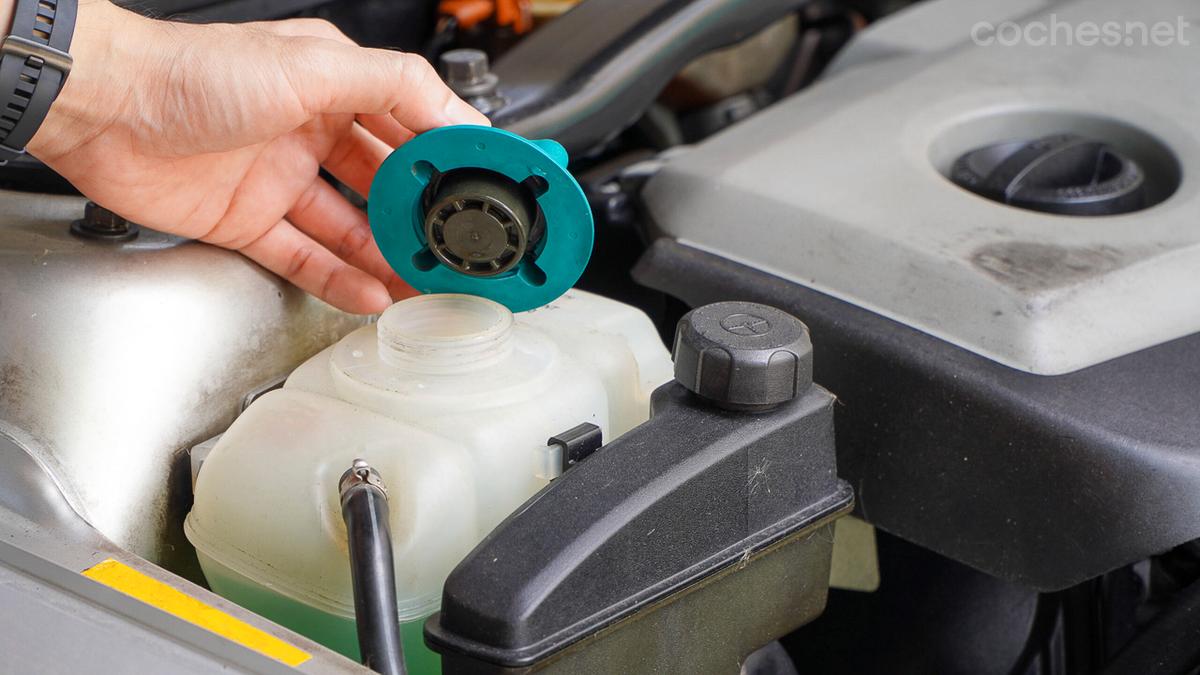 El líquido refrigerante es vital para evitar el sobrecalentamiento del motor.