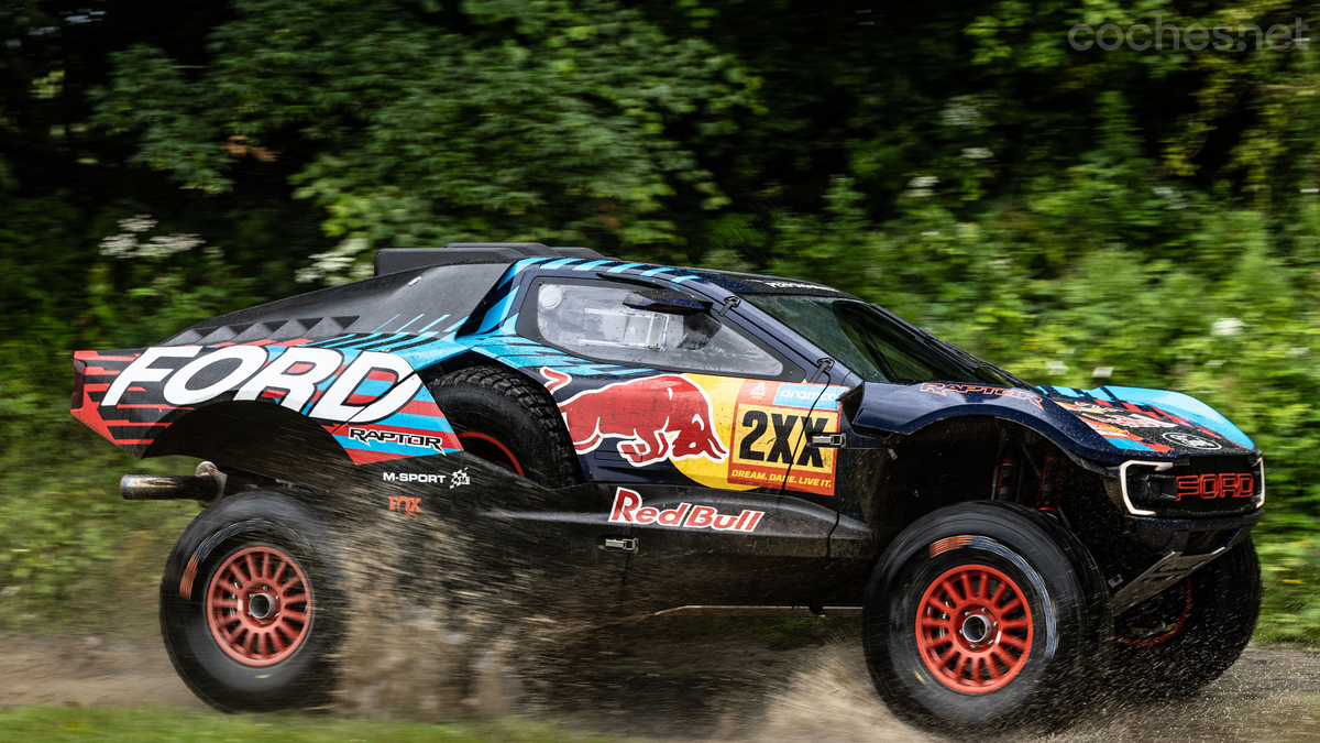 En Goodwood hay una gran presencia de vehículos de competición. Ford presentó Ford Raptor T1+ que pilotarán Carlos Sainz y Nani Roma en el Dakar 2025.