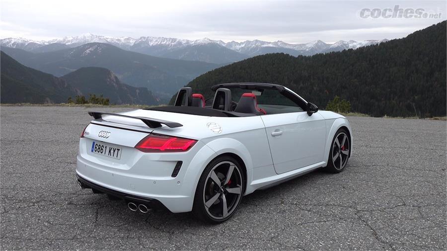 La primera evolución del Audi TT Roadster es todo un clásico ya. Una de sus señas de identidad son los dos arcos de seguridad a la vista.