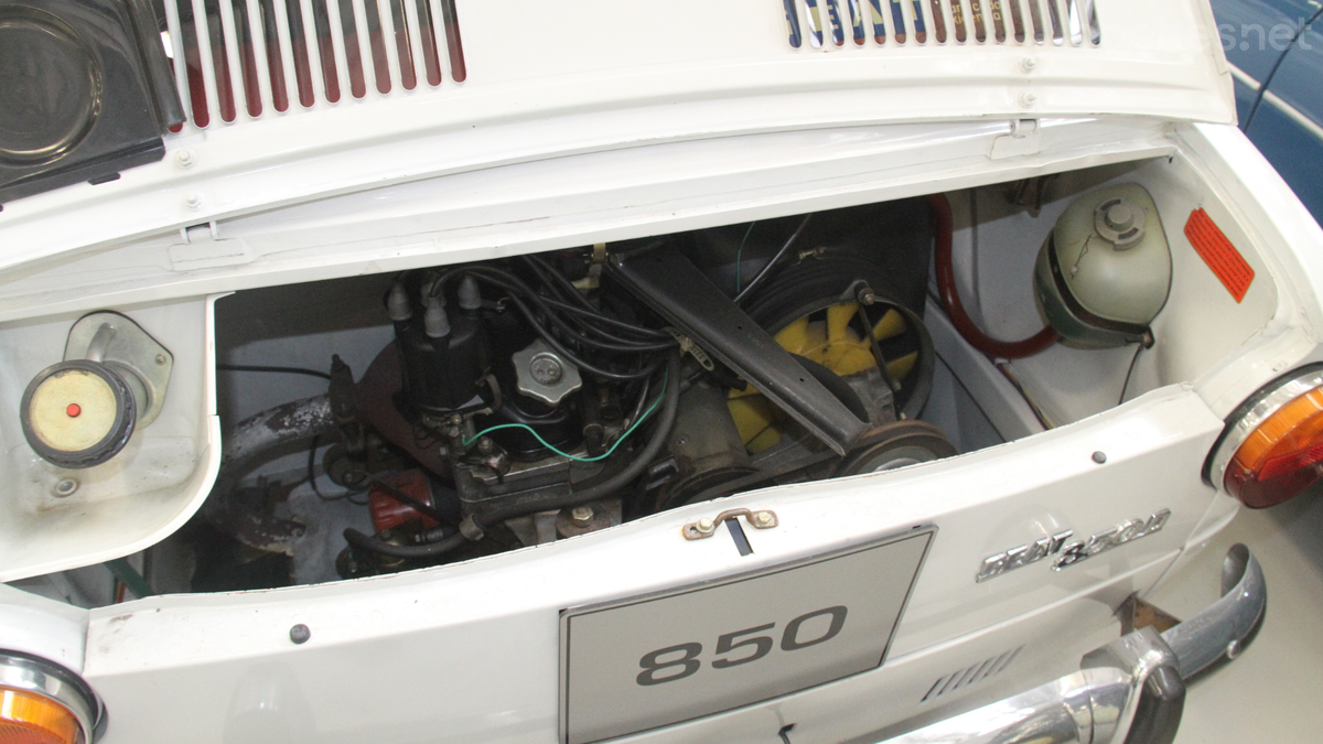 El motor del Seat 850 estaba montado detrás del eje trasero motriz, en voladizo y tenía una cilindrada de 843 c.c.