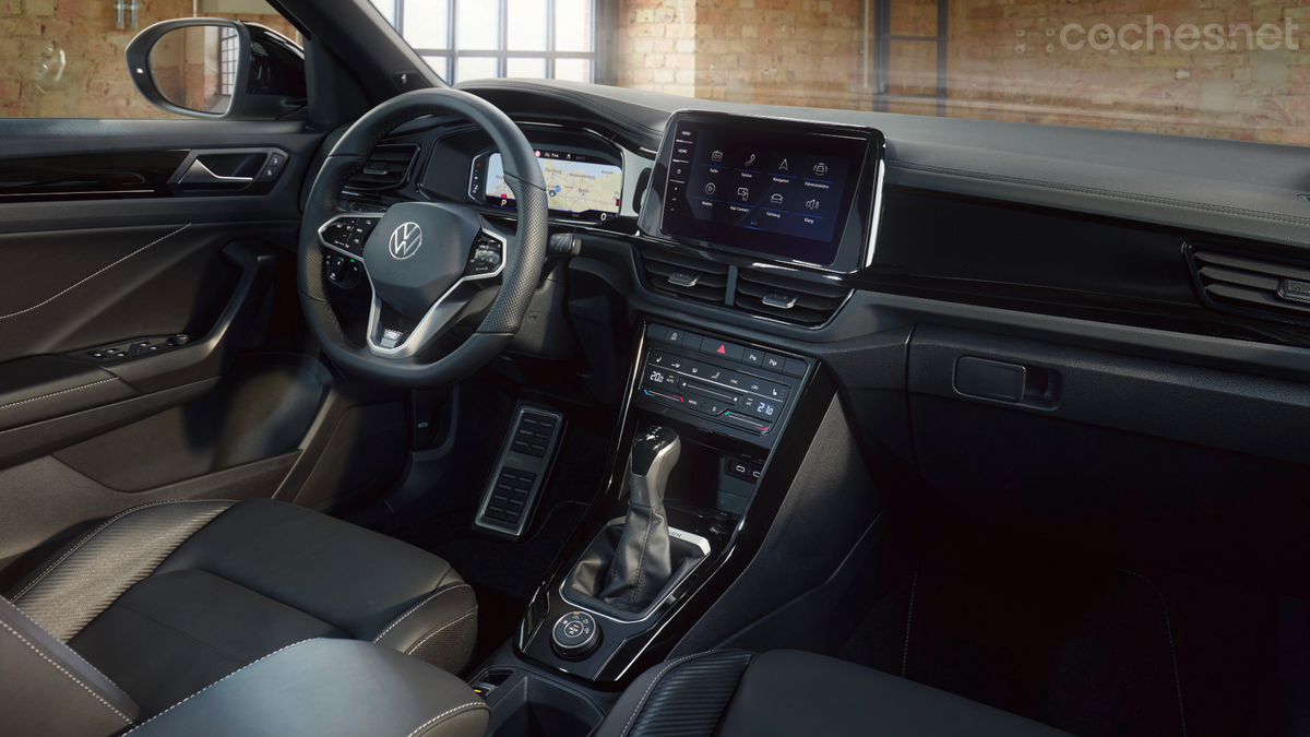 Gracias al restyling al que fue sometido hace un par de años, el Volkswagen T-Roc ha mejorado notablemente su impresión de calidad interior. Lo mismo puede decirse del T-Cross, más espartano en cualquier caso.