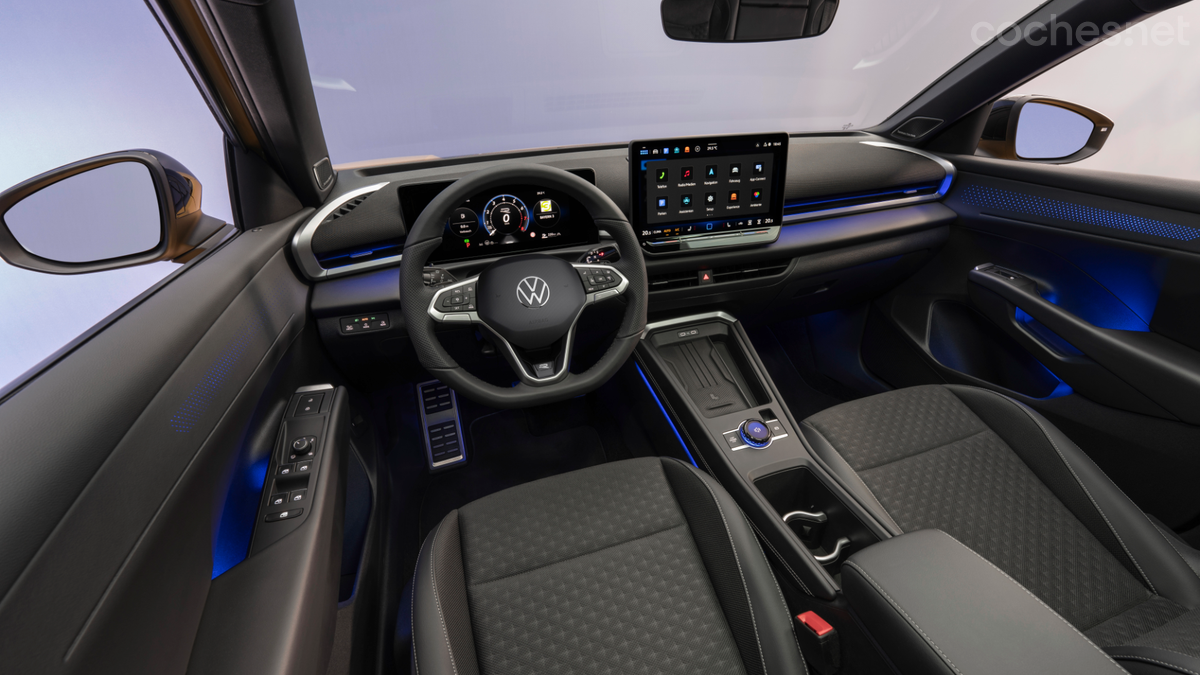 El interior da un salto en calidad con materiales más cuidados, iluminación ambiental y la última generación del Digital Cockpit Pro