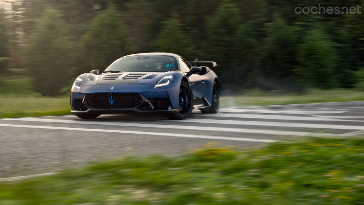 La carga aerodinámica del GT2 Stradale puede llegar hasta 500 kg a 280 km/h