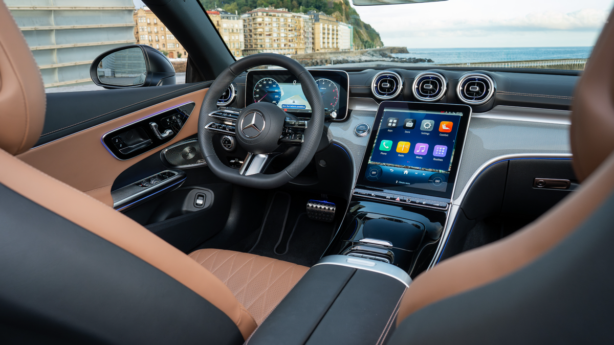 El interior del cabrio solo cambia respecto al cupé en detalles de acabado y en el hecho de que su pantalla digital central es orientable, para evitar reflejos. 