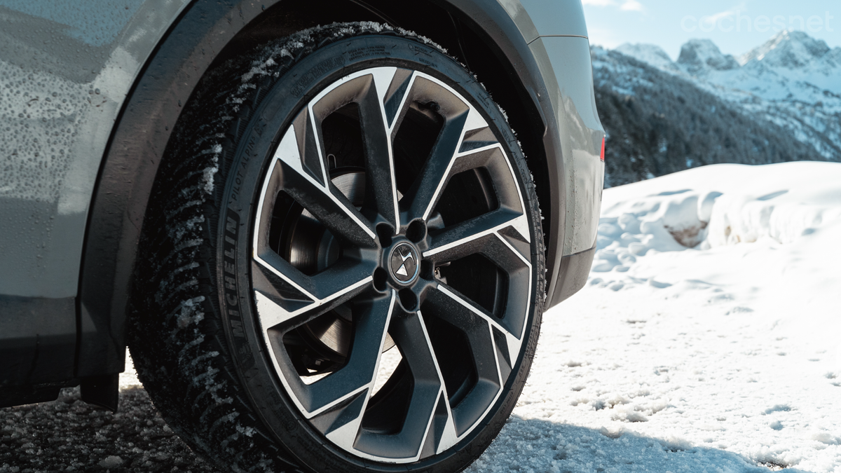 Un juego de neumáticos de invierno con laminillas es una excelente opción para circular por alta montaña y prescindir, incluso, de cadenas. 