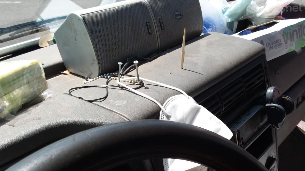 Un conductor ha decidido poner clavos y un altavoz en el salpicadero.