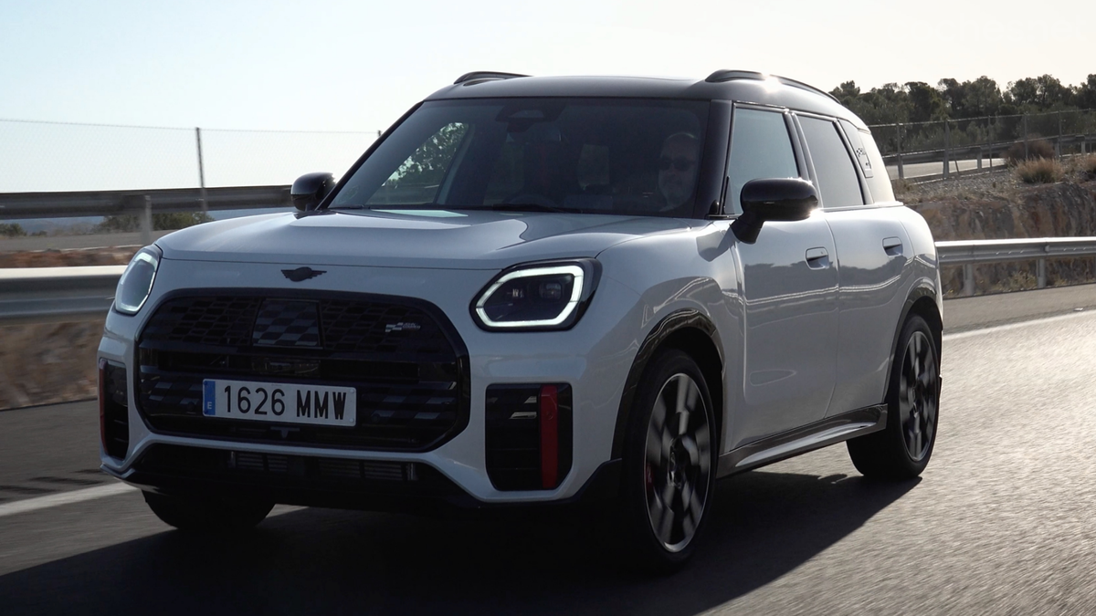 En autopista y a velocidad legar puede llegar a igualarse e incluso rebajar el consumo homologado del Mini Countryman John Cooper Works