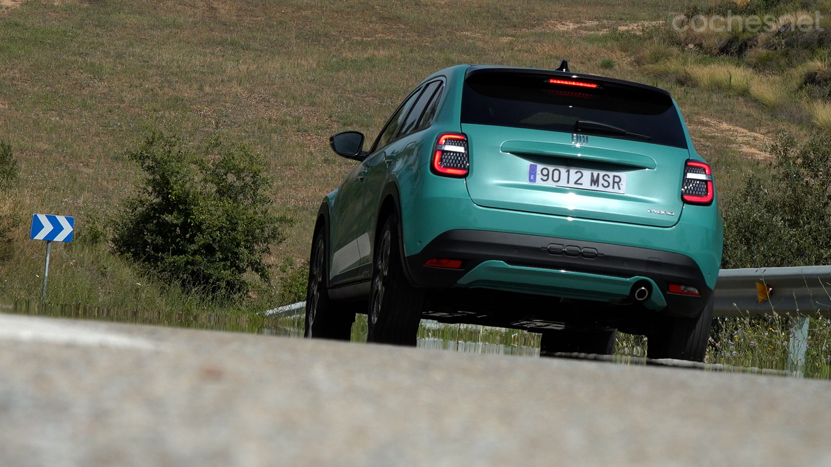 No es un coche deportivo, pero el Fiat 600 Hybrid se defiende en carretera gracias a una suspensión correcta.