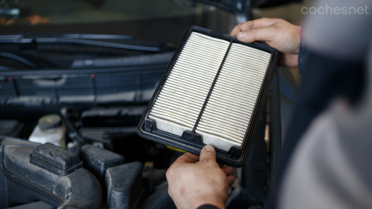 Es importante mantener el filtro de aire limpio para asegurar un flujo óptimo hacia el motor y protegerlo de impurezas.