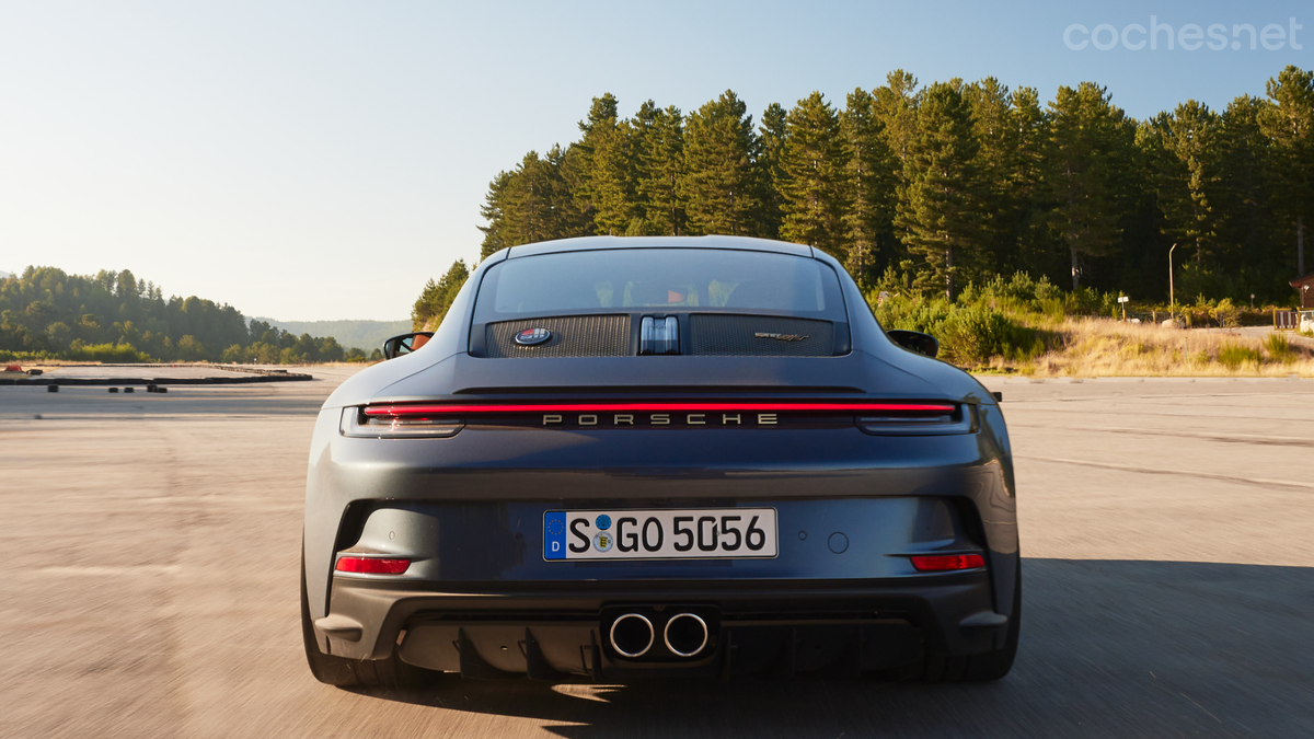 El 911 S/T está desprovisto del alerón del GT3 RS, pero monta el mismo motor y un chasis preparado para las máximas prestaciones en carretera. 