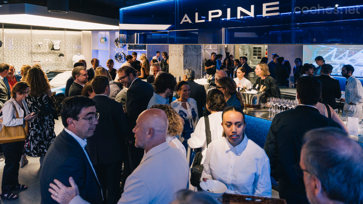 Un momento de la fiesta de inauguración del Atelier Alpine en Barcelona