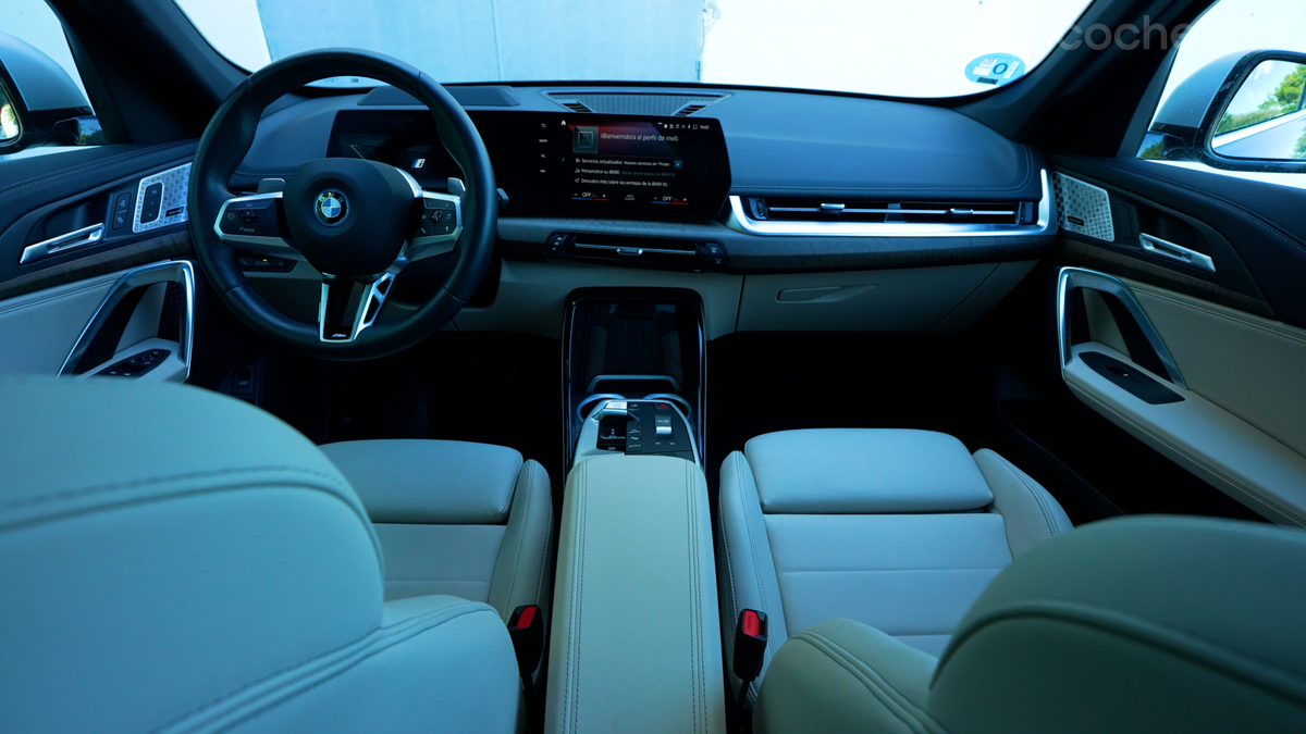 En este tono bicolor, el interior del BMW X1 transmite mayor luminosidad y espacio que el de sus otros dos rivales. 