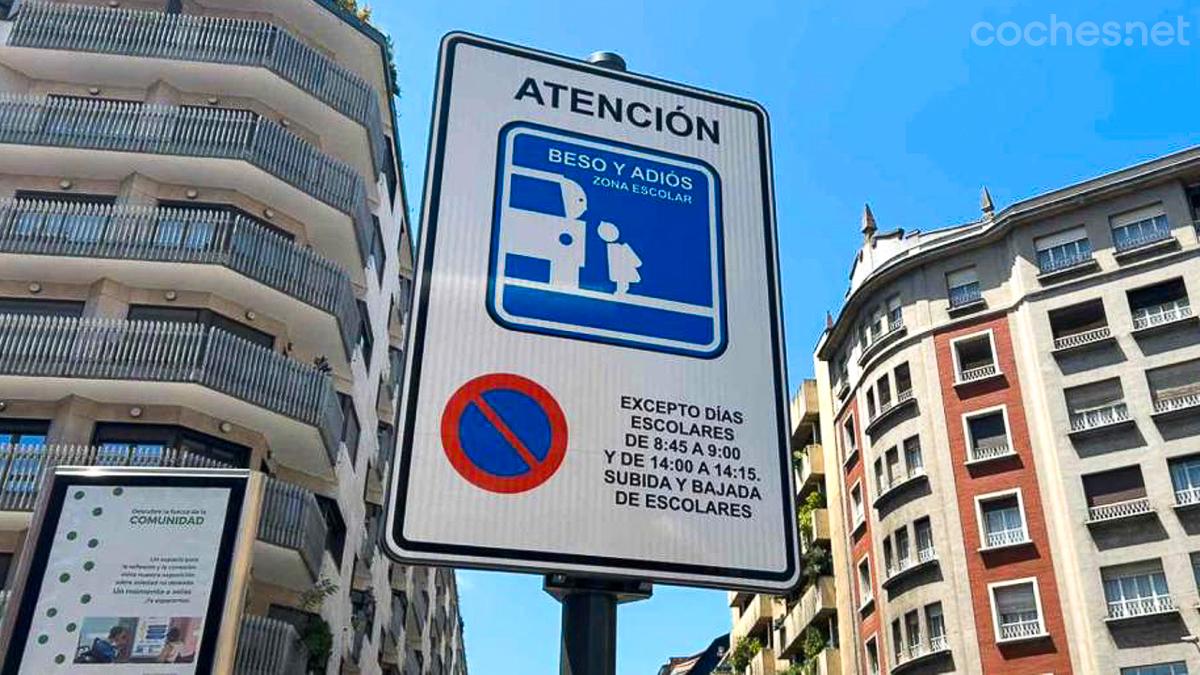 Detalle de la señal de "besos y adiós" de la ciudad de León.