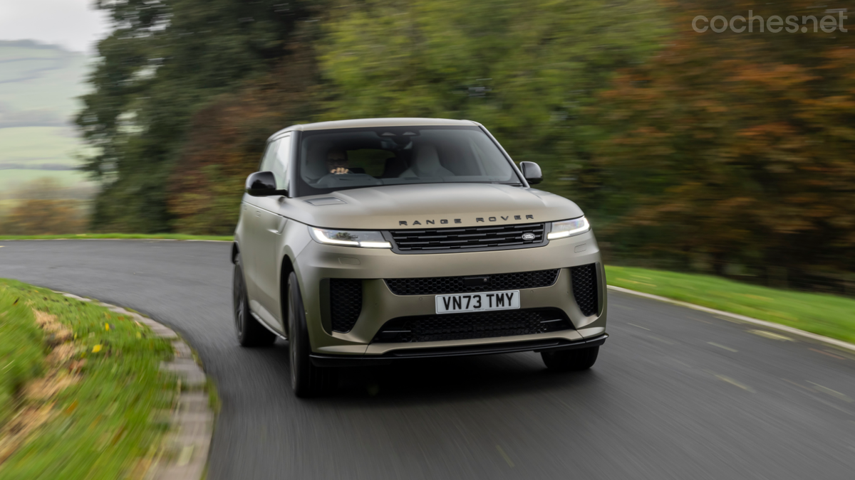 El Range Rover Sport SV es un híbrido ligero con un V8 biturbo de 635 CV, una potencia impresionante en un coche tan grande.