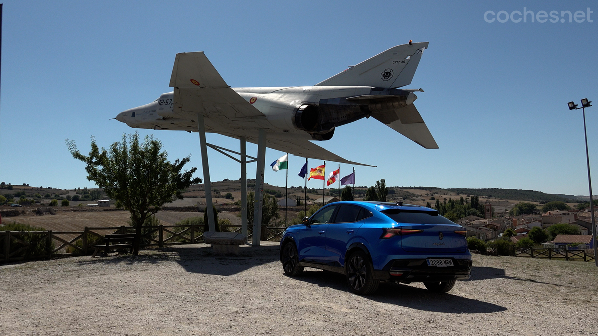 En Antigüedad, un pequeño pueblo del Cerrato palentino encontramos este F4 Phantom "sobrevolando" la zona.