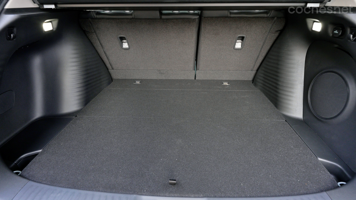 El maletero no es su aspecto más destacado, con sólo 380 litros de capacidad y con sólo un pequeño hueco bajo el piso.