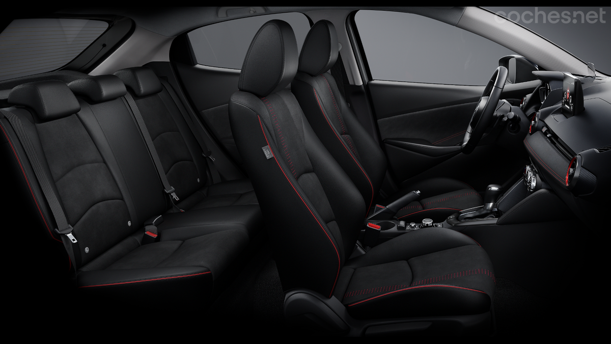 Interiores en negro con detalles en rojo para las nuevas versiones especiales del pequeño Mazda2.