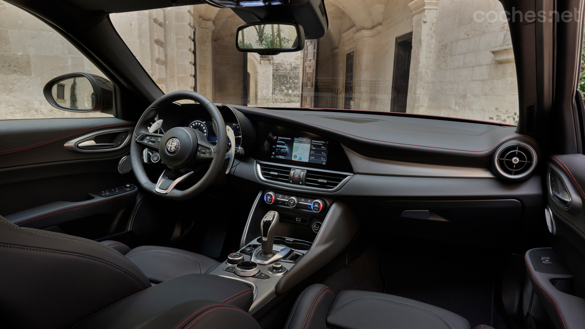 Los interiores de los tres modelos (en la imagen el Giulia) son de corte deportivo con asientos de cuero negro y detalles en rojo.