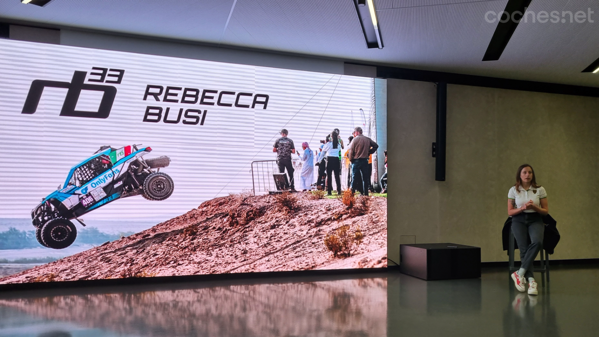 Rebecca Busi es la primera mujer italiana más joven en terminar el rally Dakar en 2022.