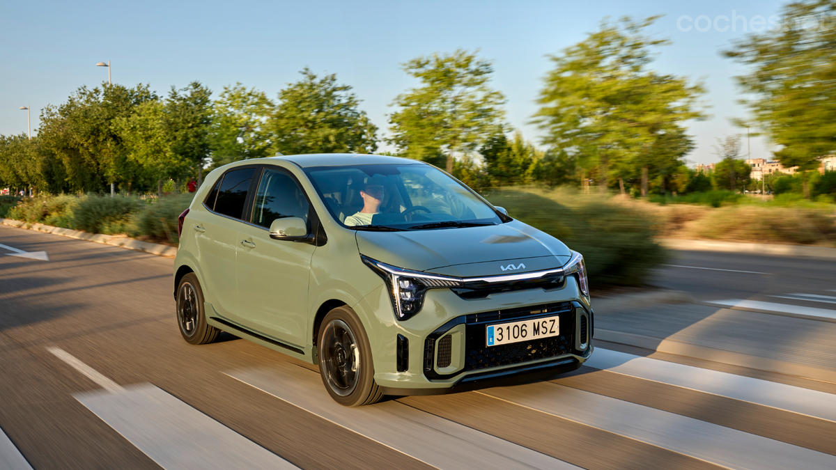 Los 63 CV de su motor tricilíndrico son suficientes para moverse por la ciudad con soltura, aunque para exprimirlo es necesario llevarlo en la zona alta del cuentavueltas