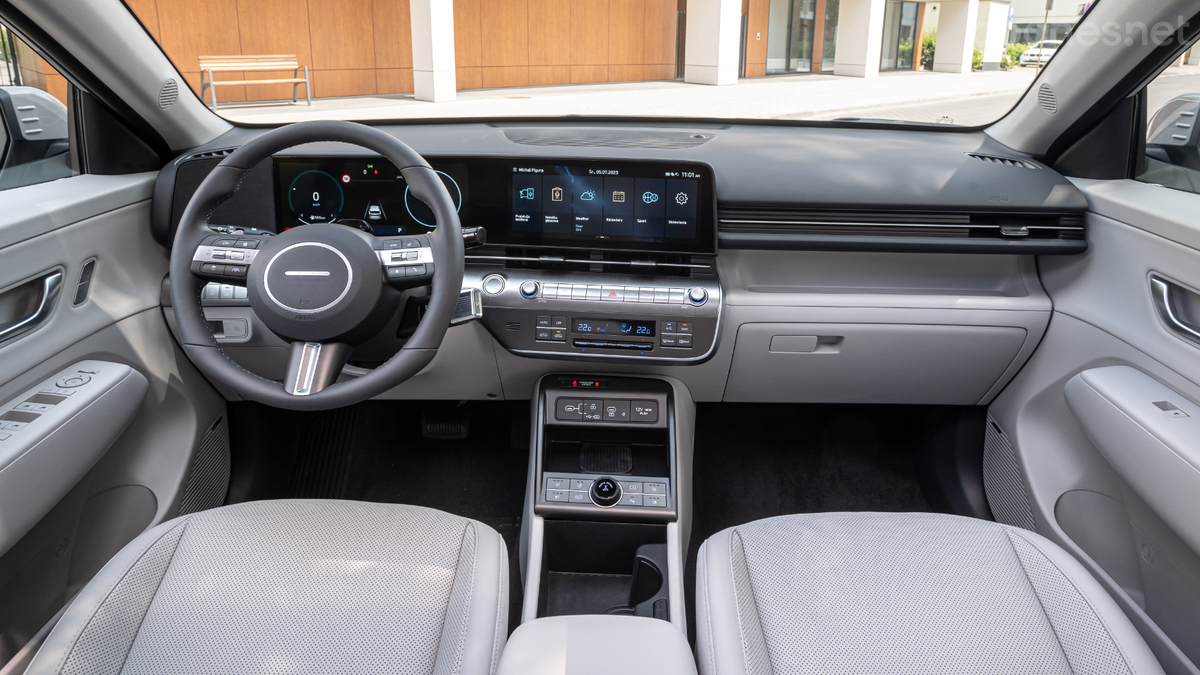 En todos los nuevos Hyundai, Kona incluido, pantalla doble, mando del cambio tras el volante y mandos del clima separados de la pantalla.